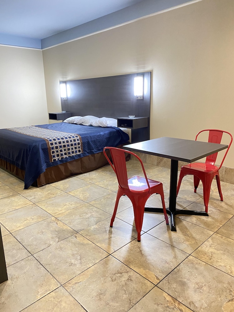 Suite, 1 King Bed, Kitchenette photo 2