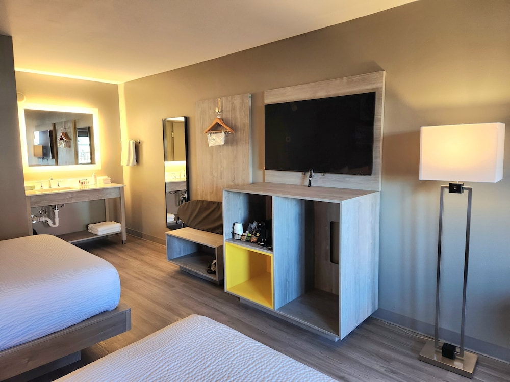 Room, 1 King Bed, Non Smoking - Photo 7