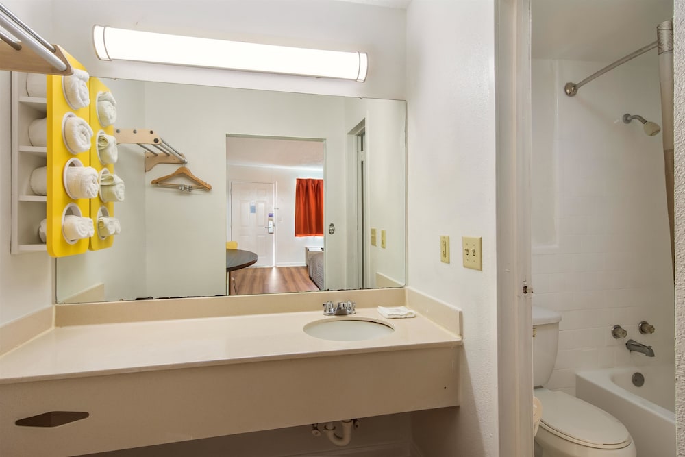 Deluxe Room, 2 Double Beds, Accessible, Smoking - Photo 4