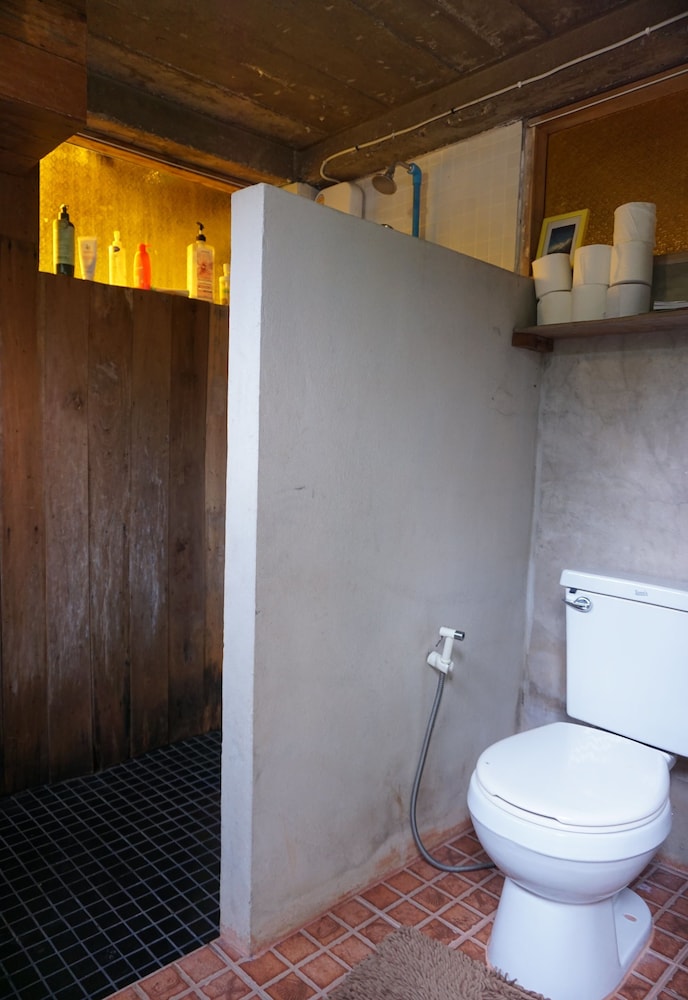Double Room With Fan (Shared Bathroom) photo 3
