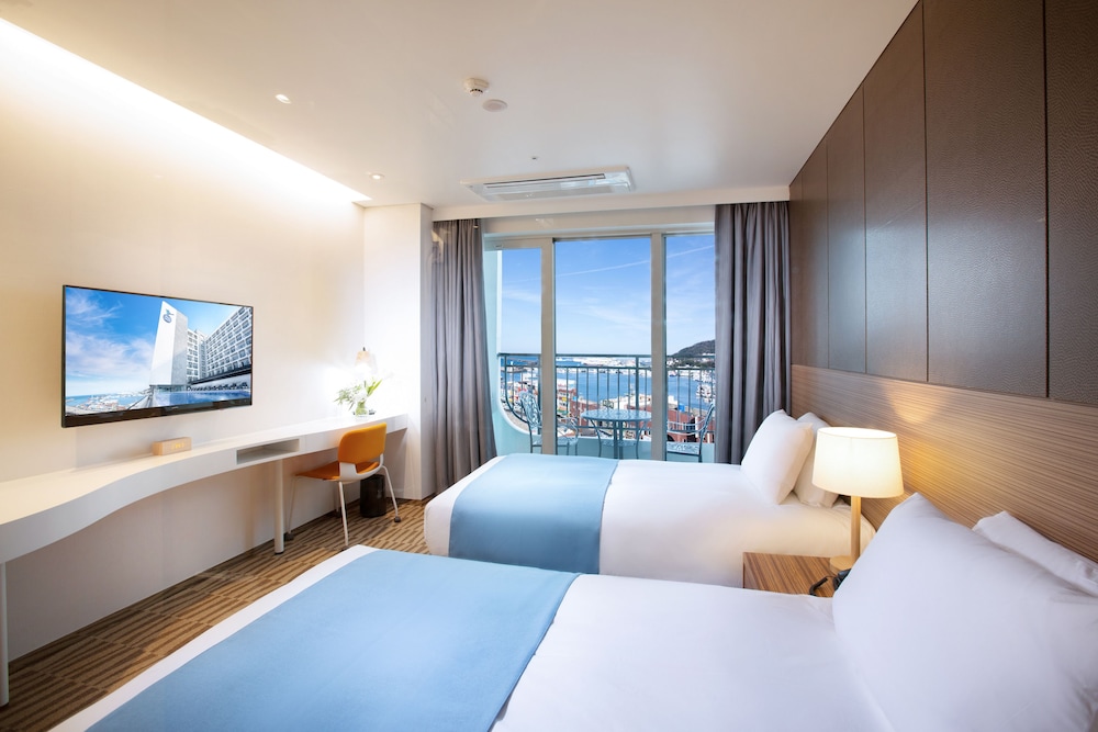 Deluxe Family Twin Sea View (Room for 3)