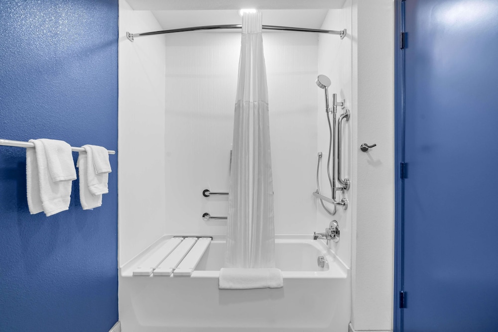 Room, 2 Queen Beds, Accessible, Bathtub - Photo 4