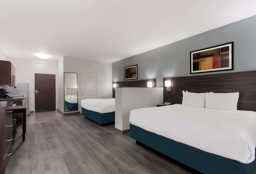 Suite, Multiple Beds, Non Smoking - Photo 3