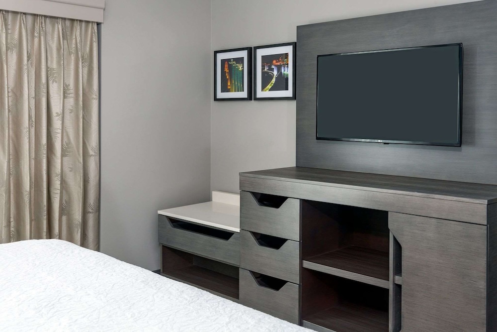 Modern One-Bedroom King Suite w/ Kitchenette - Photo 3