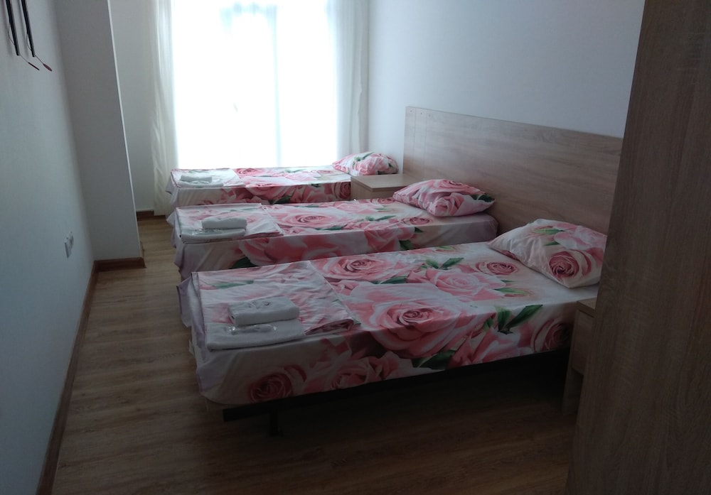 Economy Triple Room photo 2