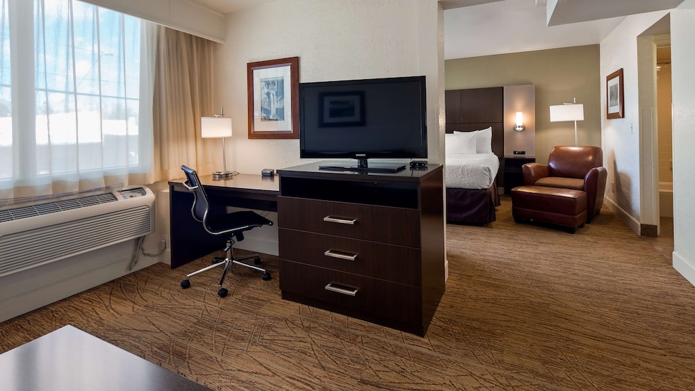Suite, 1 King Bed, Non Smoking, Refrigerator & Microwave - Photo 1