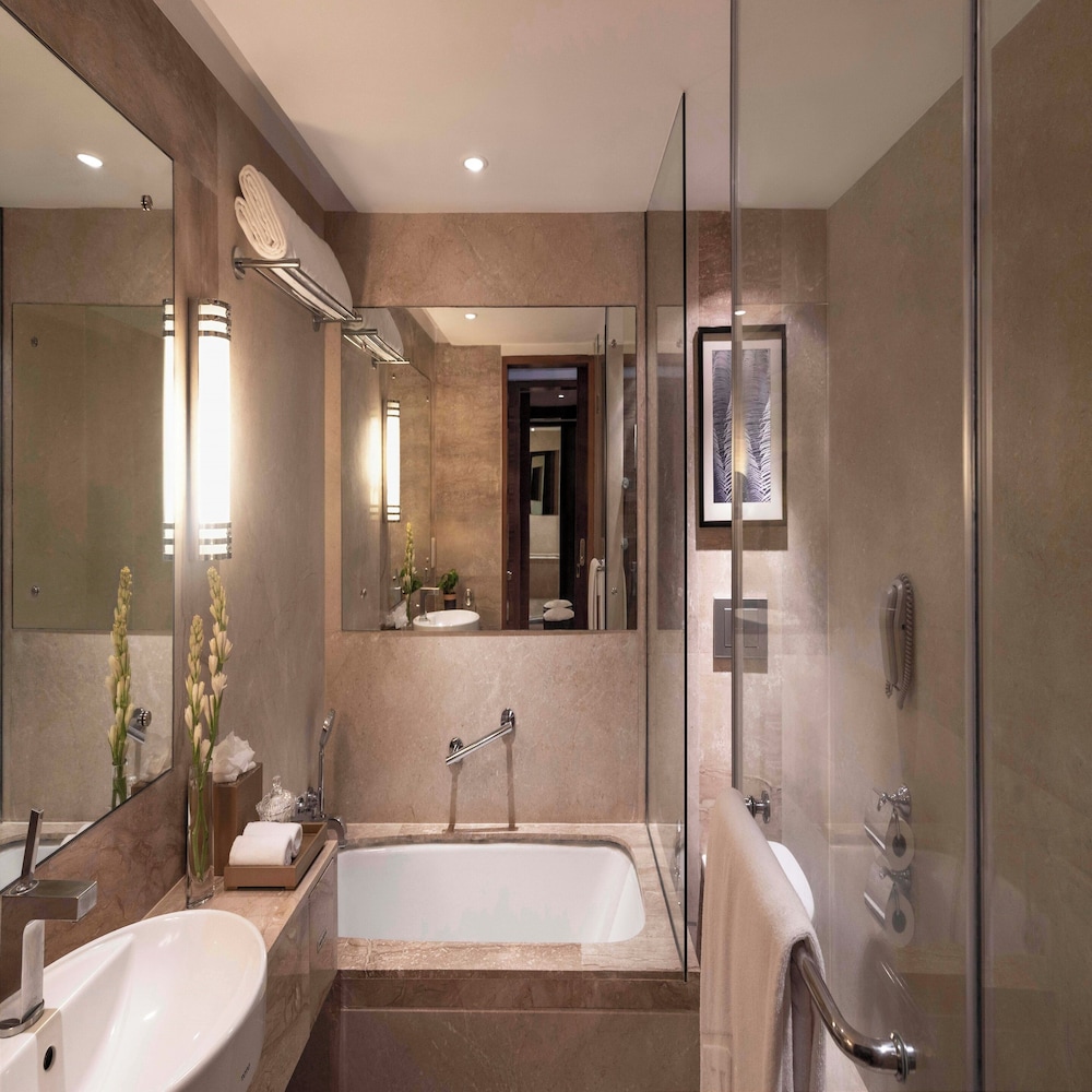 Luxury Room, 1 King Bed, Pool View