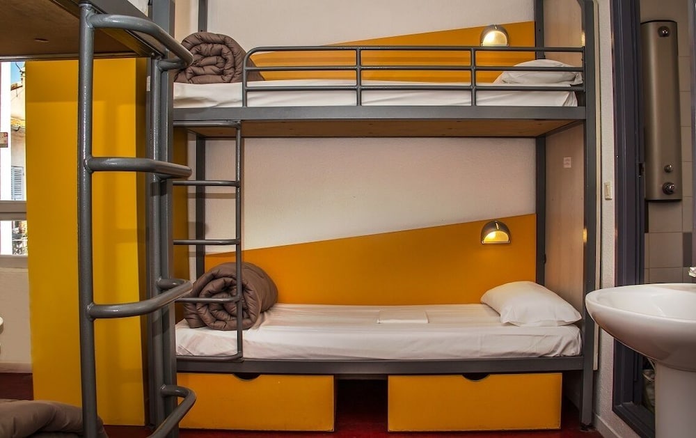 Bed in 7-Bed Female Dormitory with Ensuite Shower - Shared Toilets