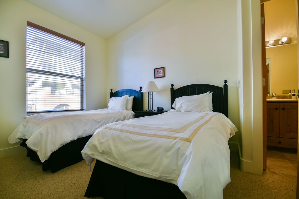 Townhome, Multiple Beds, Hot Tub, Mountain View photo 2