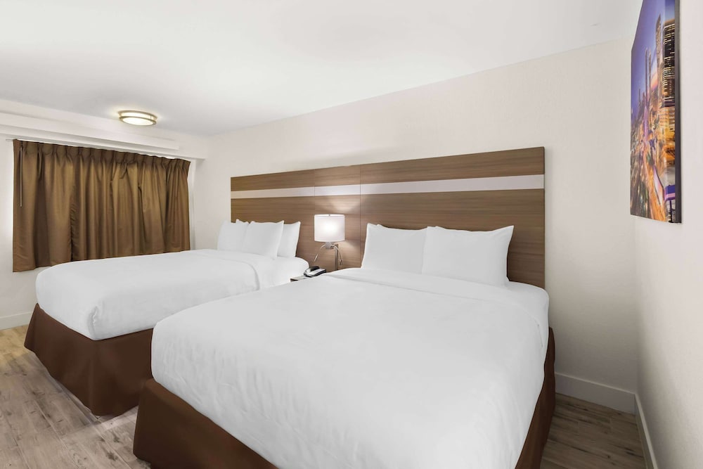 Standard Room, 2 Queen Beds, Non Smoking - Photo 3