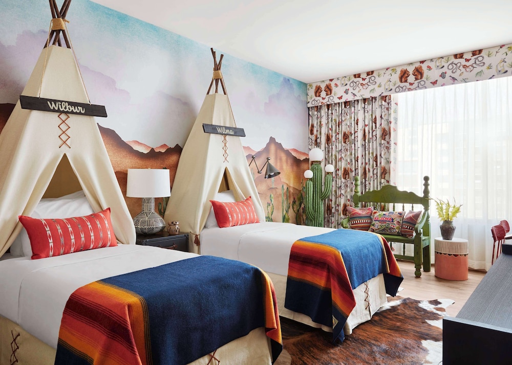 Family Room, 1 King Bed (Graduate)