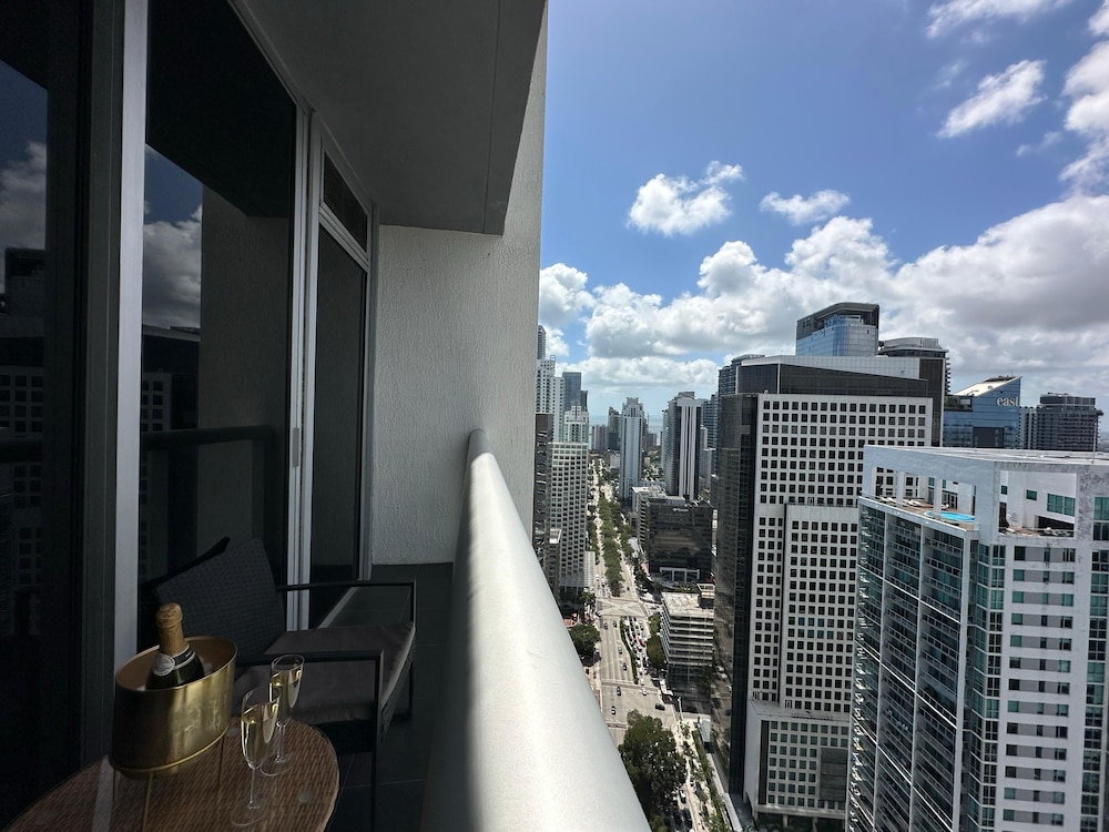 Business Studio Suite, 1 Queen, Balcony, City/River ViewÂ 4405 thumbnail 6