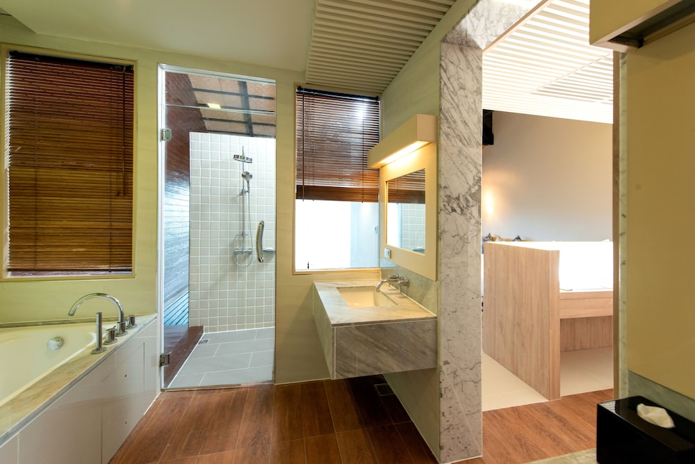 Penthouse Pool Suite with Sea View photo 3