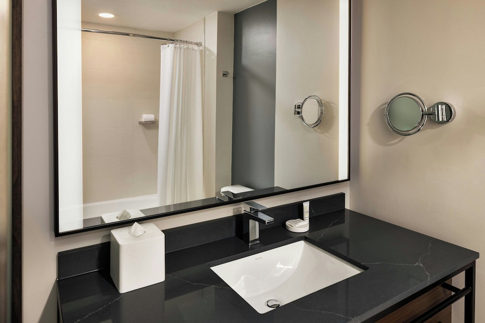 Room, 2 Queen Beds, City View (Mobility/Hearing Access, Roll-in Shwr) photo 1