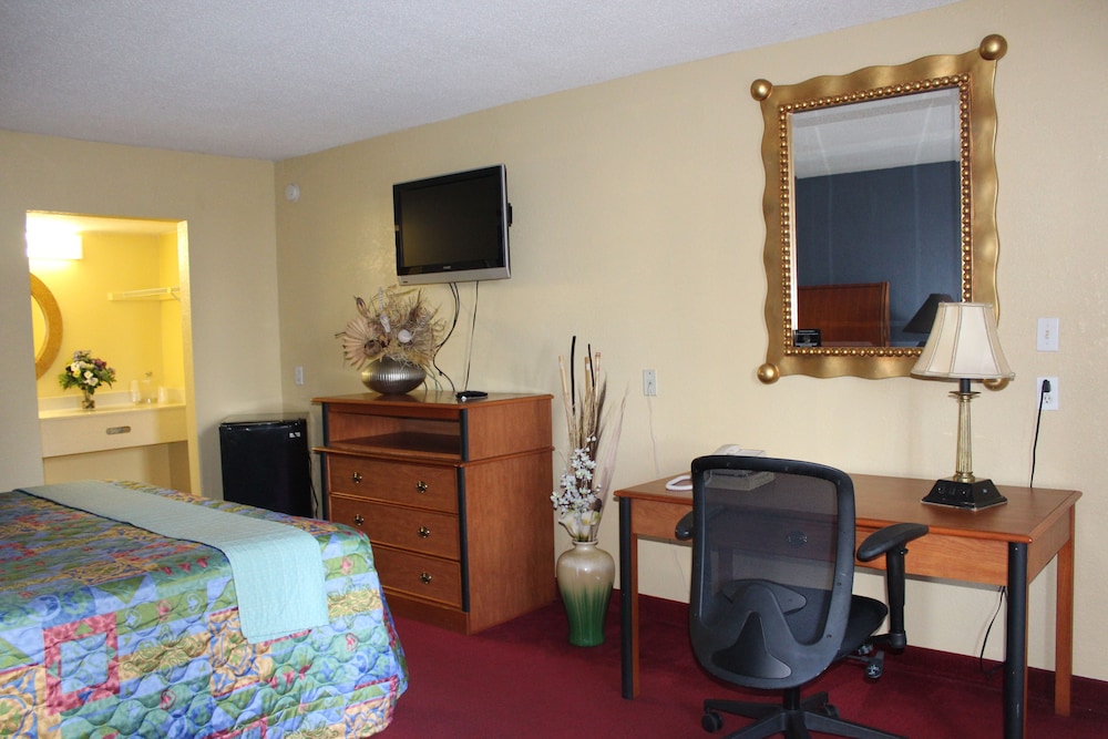 Standard Room, 1 King Bed, Non Smoking photo 2