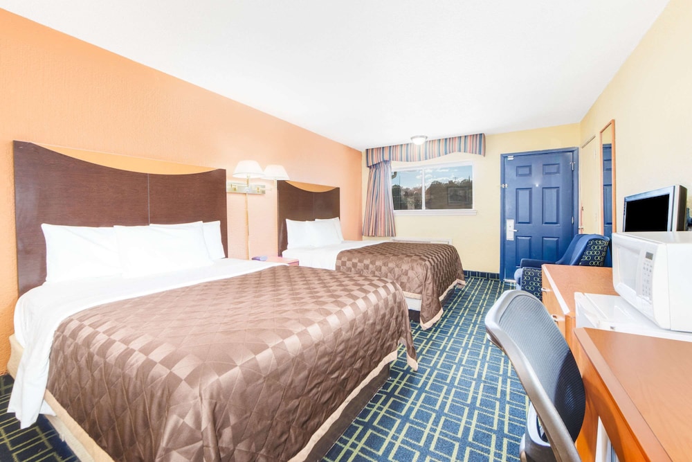 Standard Room, 2 Queen Beds, Smoking - Photo 2