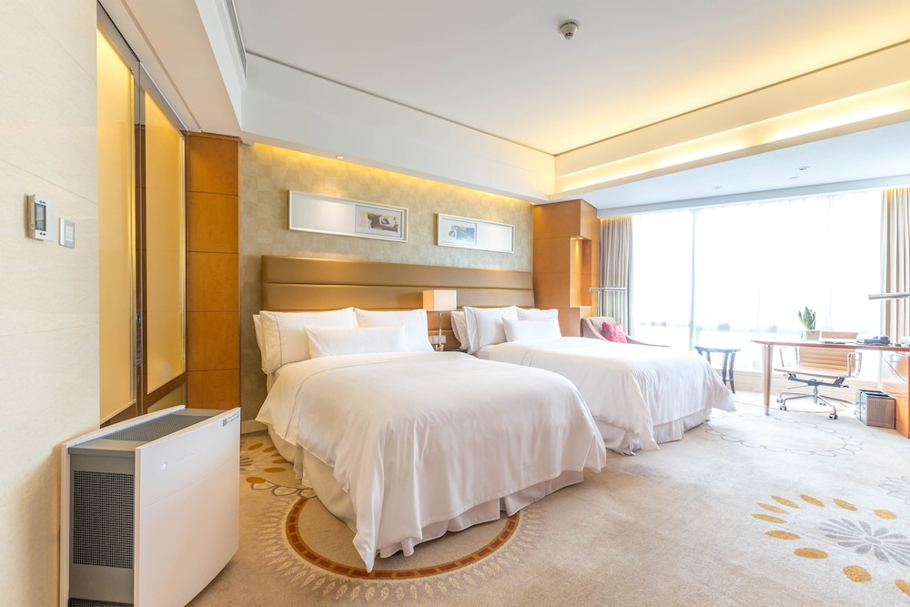 Westin, Premier Room, 2 Twin Beds, Partial Lake View - Photo 2