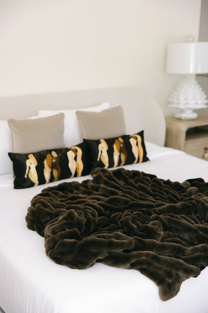 Deluxe Room, 1 King Bed photo 2