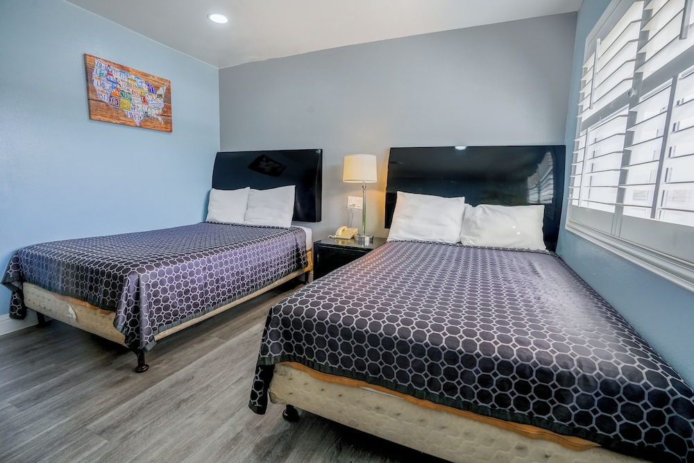 2 Full Beds Non-Smoking photo 2