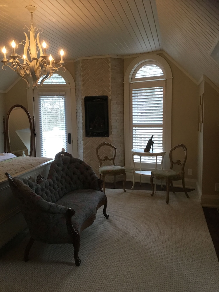Superior Room, 1 King Bed, Balcony, Garden View (Whispering Pines) photo 3