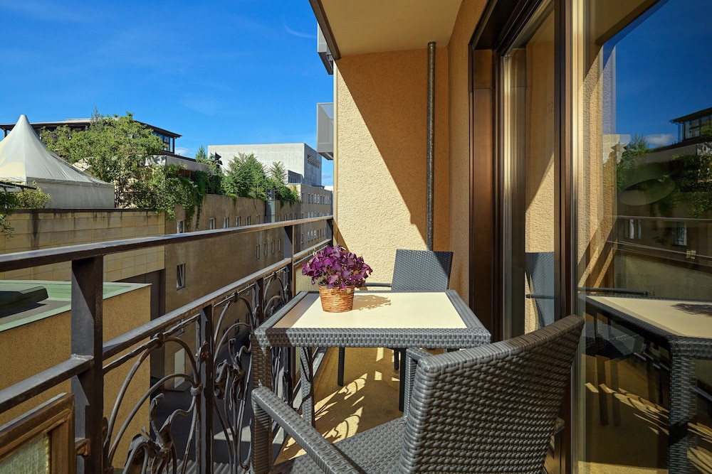 Superior Room, 1 King Bed, Garden View