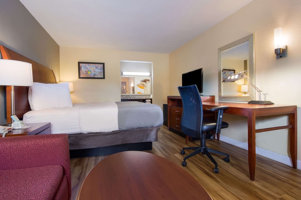 Standard Double Room, 2 Double Beds, Non Smoking - Photo 6