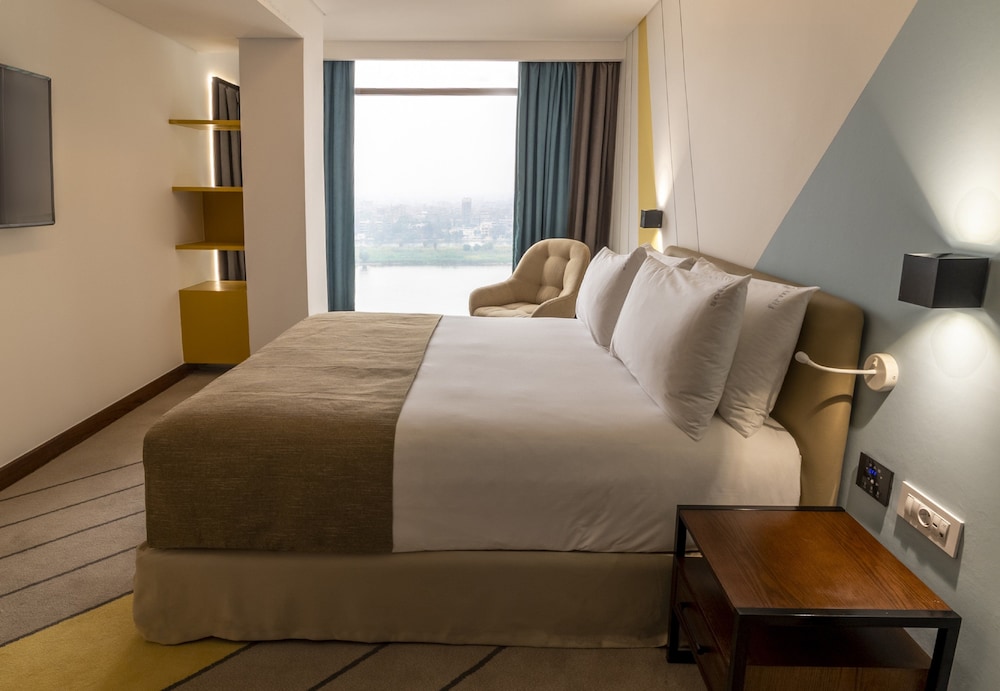 Suite, 1 Bedroom, Smoking (Nile View)