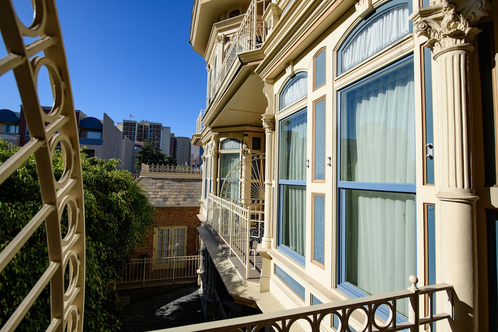 Premier Suite with Balcony photo 3