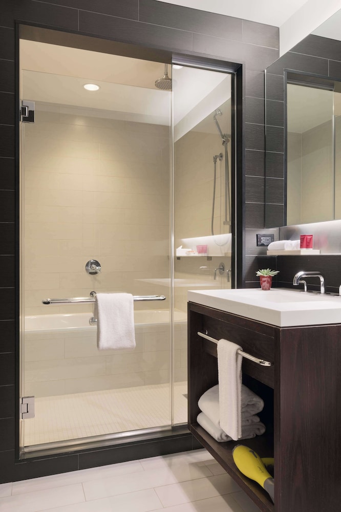 Room, 1 King Bed, Accessible (Times Square View, Roll-In Shower) thumbnail 5
