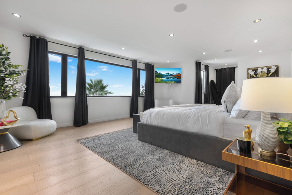 Luxury House, Multiple Beds, Pool Access, City View (Maravilla)