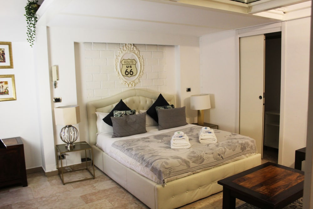 Deluxe Suite, Courtyard View