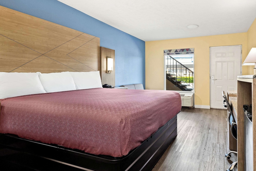 Standard Room, 1 King Bed, Smoking photo 2