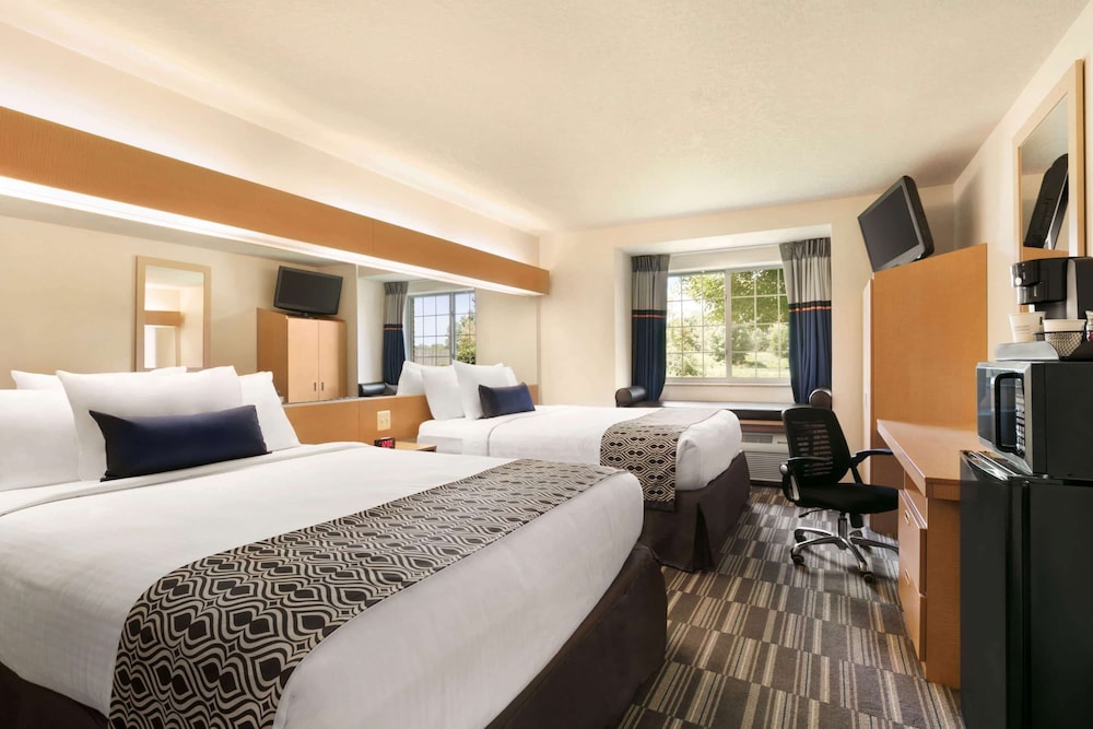 Room, 2 Queen Beds, Non Smoking - Photo 1