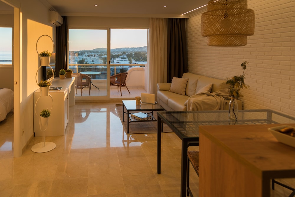 Grand Apartment, 2 Bedrooms, Partial Sea View, Corner