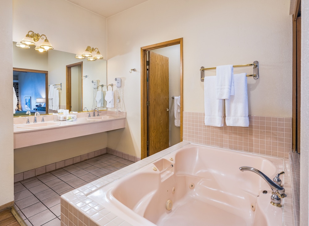 Deluxe Suite, 1 King Bed with Sofa bed, Jetted Tub, Lake View - Photo 5
