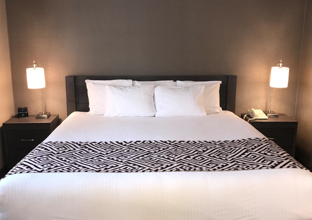 Superior Suite, 1 Queen Bed with Sofa bed, Non Smoking, Jetted Tub (with Sofabed) - Photo 1