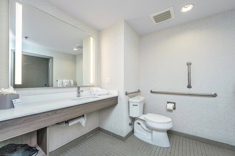 Suite, 1 King Bed, Accessible (Communications, Roll-In Shower) - Photo 2