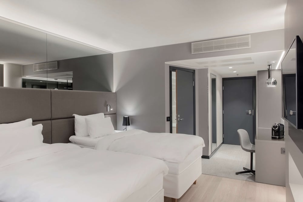 Standard Room thumbnail 6