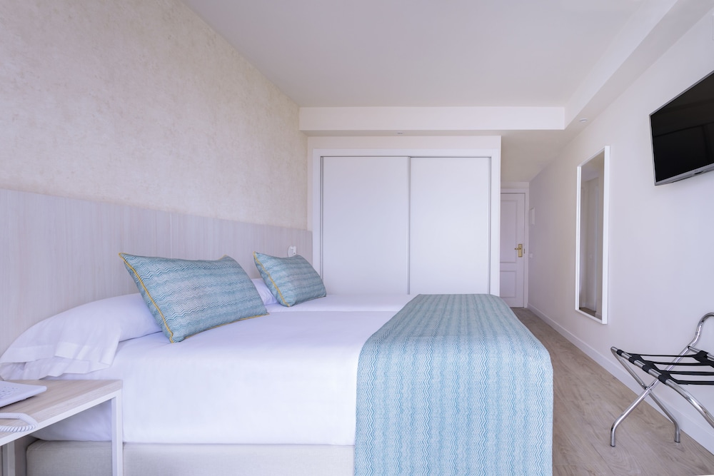 Double Room, Balcony, Partial Sea View photo 2