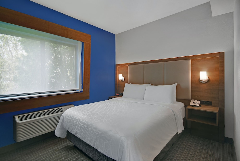 Standard Room, 1 Queen Bed, Accessible (Mobility, Accessible Tub) - Photo 1