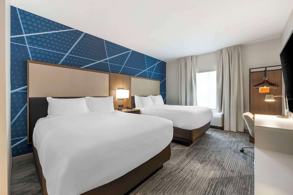 Premium Suite, 2 Queen Beds, Non Smoking - Photo 1