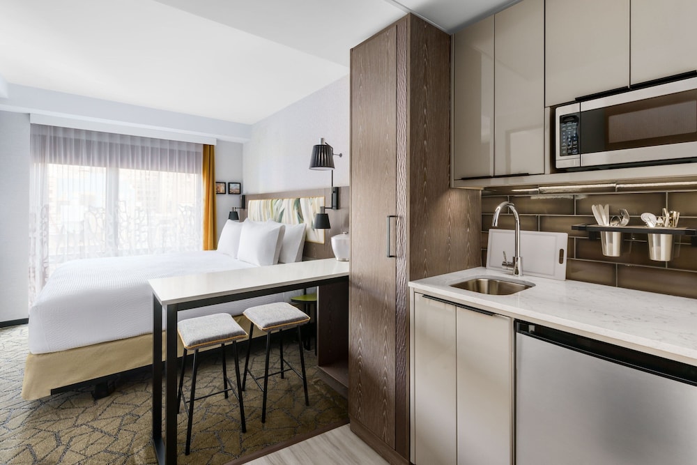 Studio, 1 King Bed, Kitchenette, Courtyard View thumbnail 6