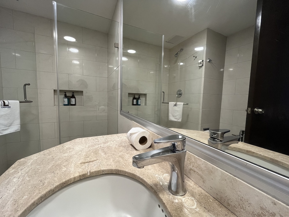 Suite - Photo 13