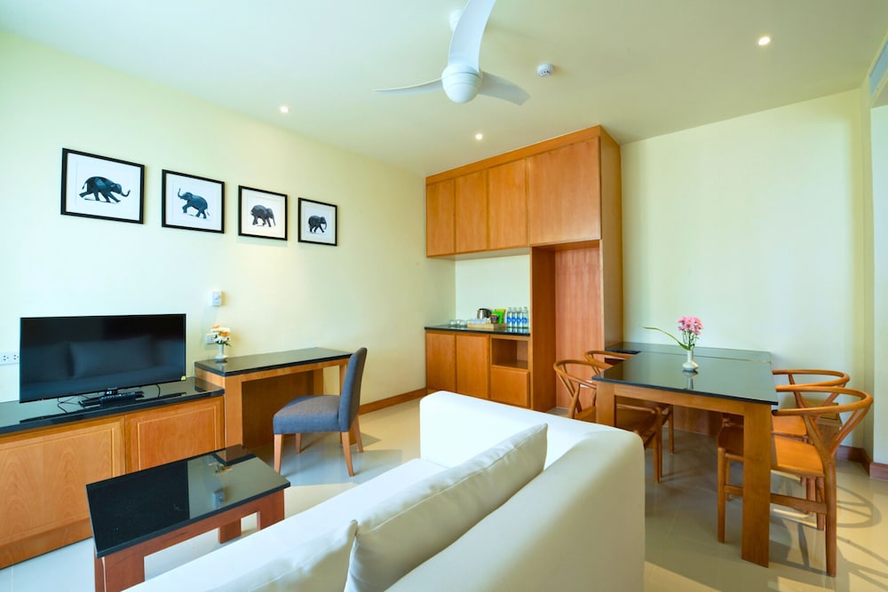 Junior Room, 1 King Bed, Garden View photo 3