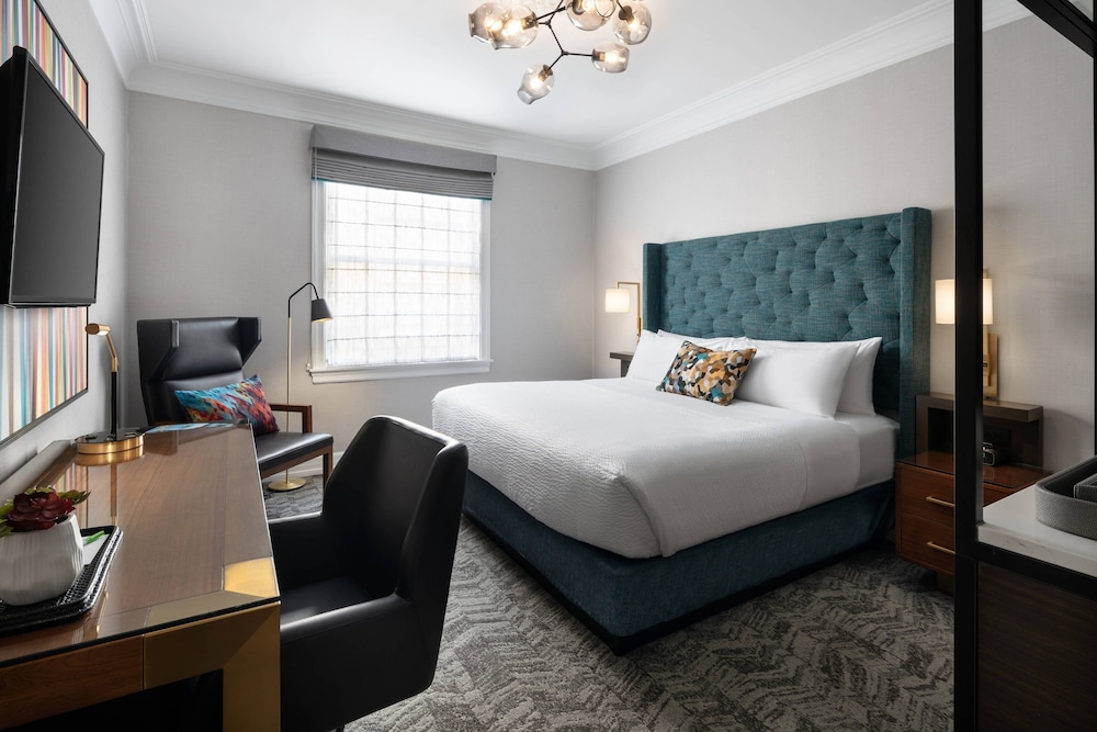 Room, 1 King Bed (Mobility Accessible, Tub) - Photo 1