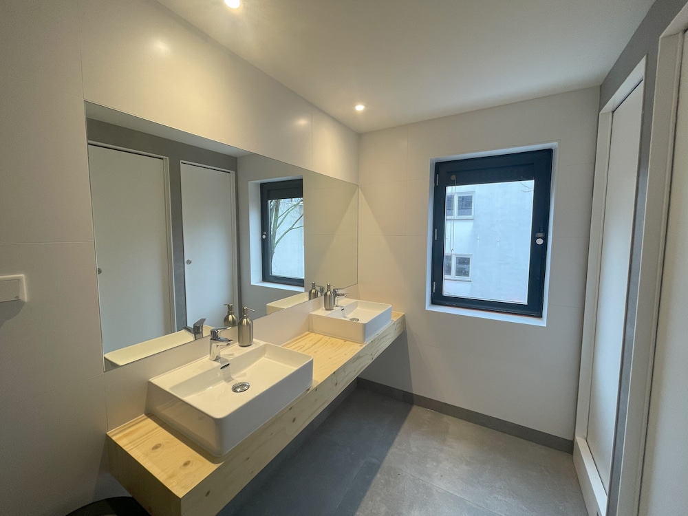 Private 4-Bedroom Shared Bathroom photo 2