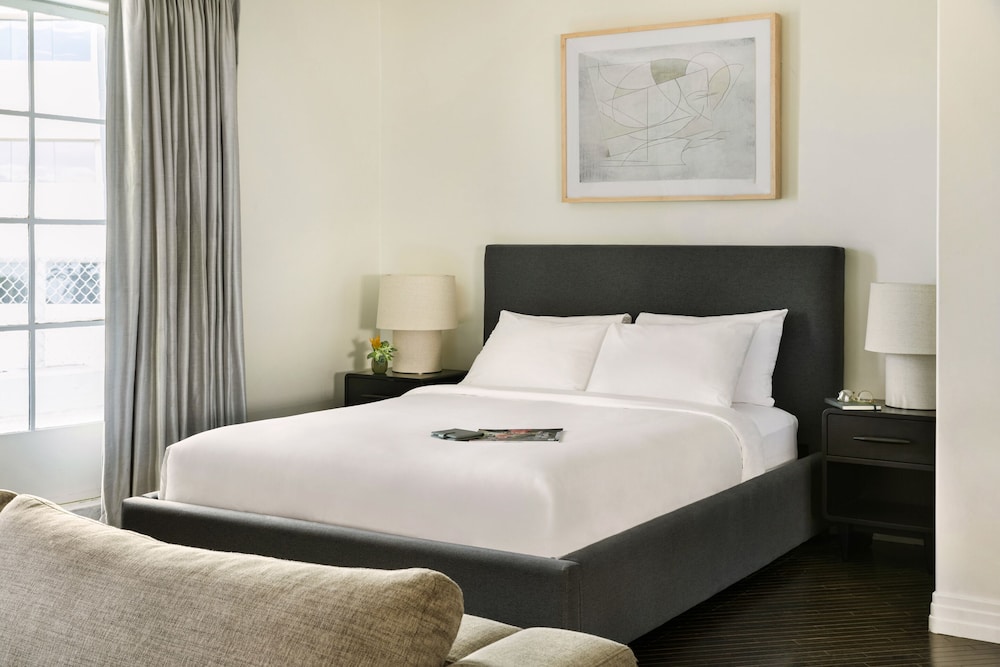 Signature Suite, 1 Queen Bed with Sofa bed photo 1