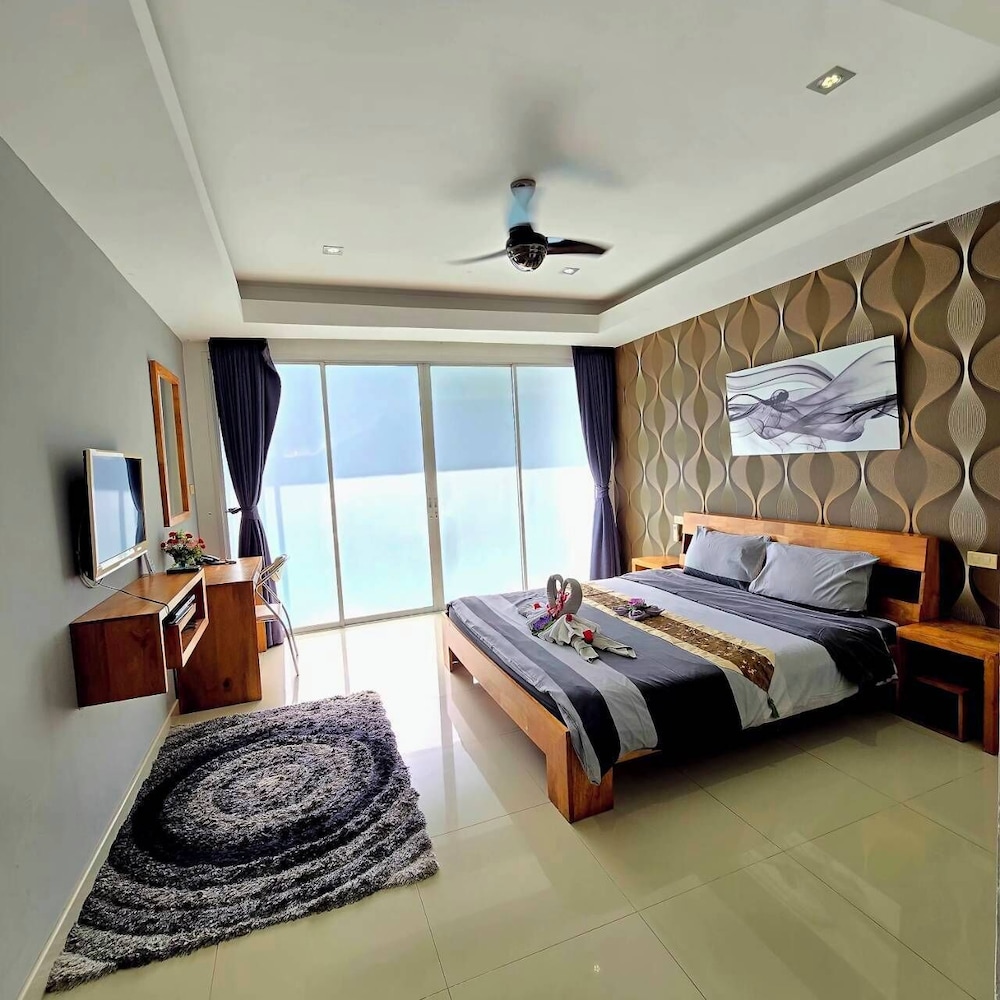 Classic Room, 1 King Bed, Pool View