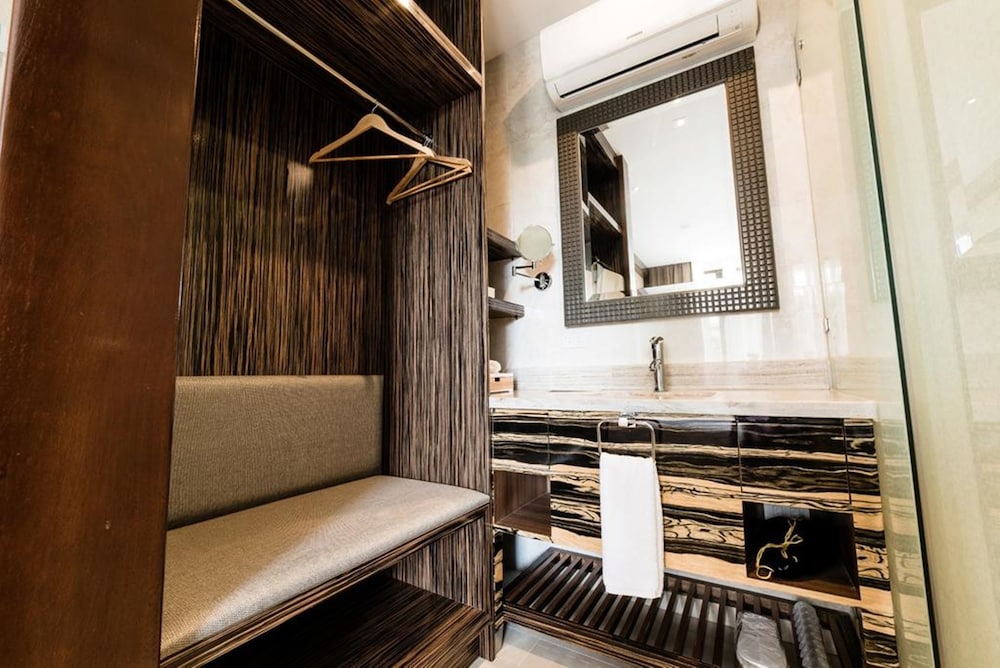 Deluxe King Room - Photo 12