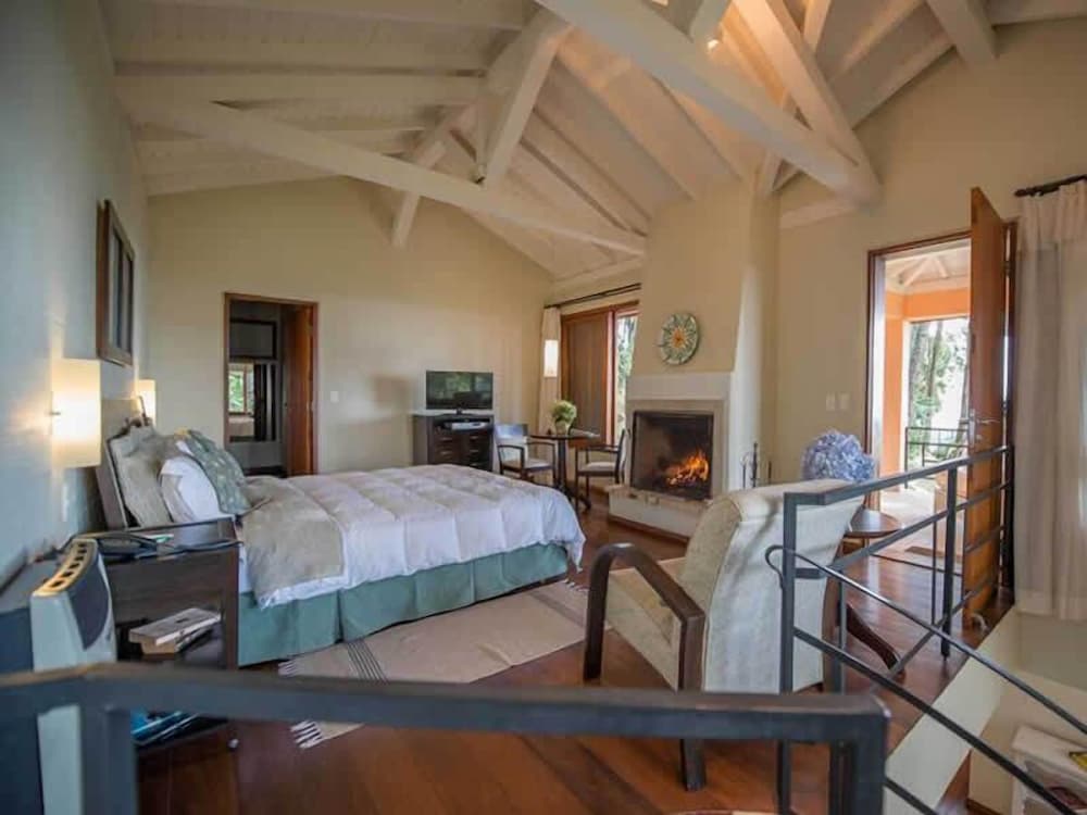 Standard Suite, 2 Bathrooms, Mountain View photo 2